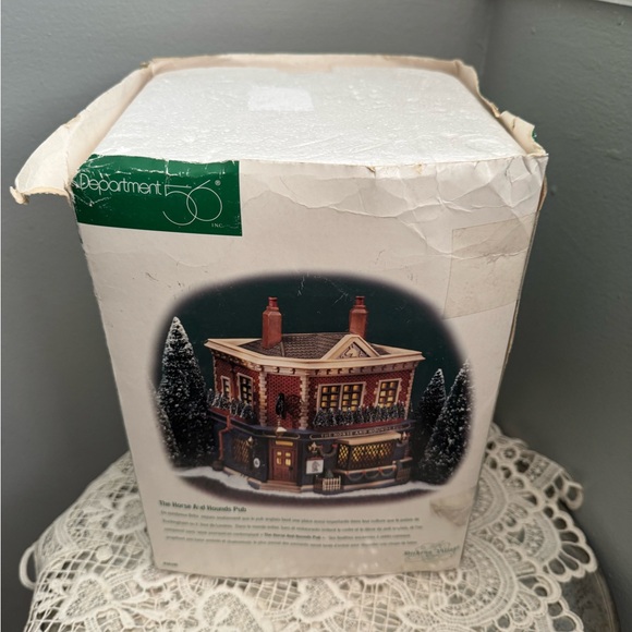 Department 56 Dickens' Village
Series The Horse and Hounds Pub - Picture 9 of 10